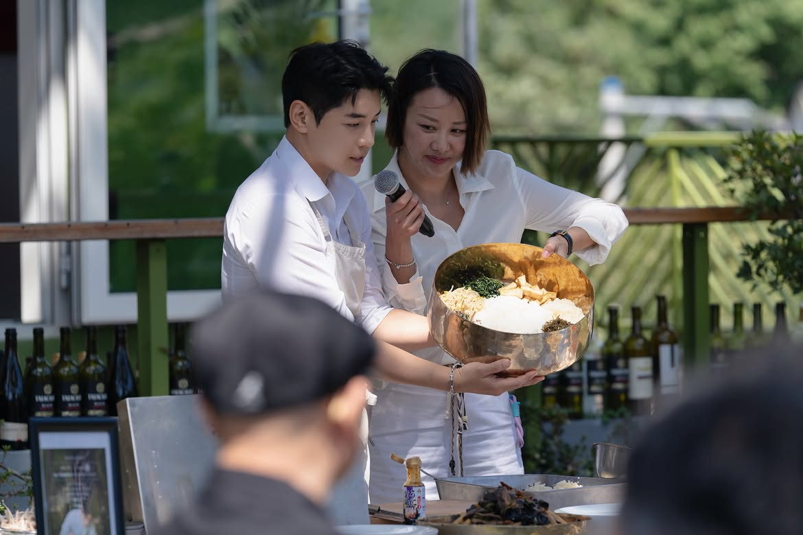 김영준 셰프가 통영 너물밥의 재료를 소개하는 모습