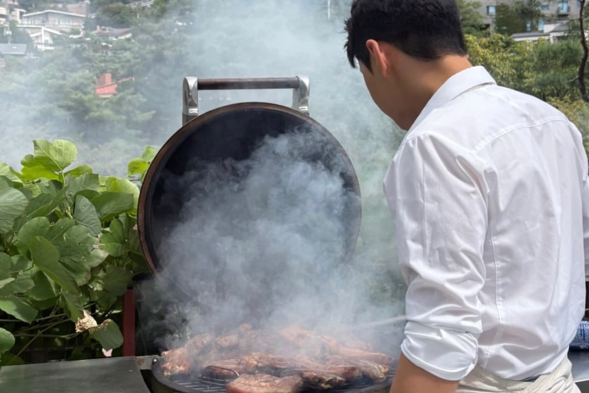 김영준 셰프가 정원 바비큐를 조리하는 모습